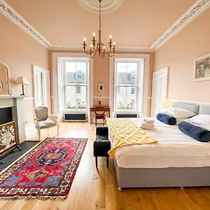 Remarkable 5br Townhouse With Garden, Sleeps 12 Edinburgh