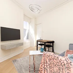 Joivy Modern Flat In City Centre - For Up To 3 Guests Edinburgh